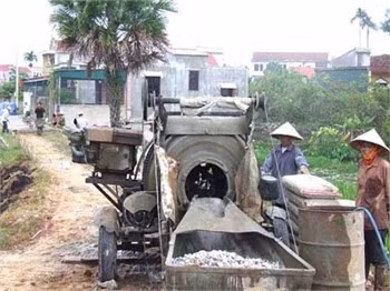 Nhân dân khối phố Vĩnh Hoà làm đường bê tông
