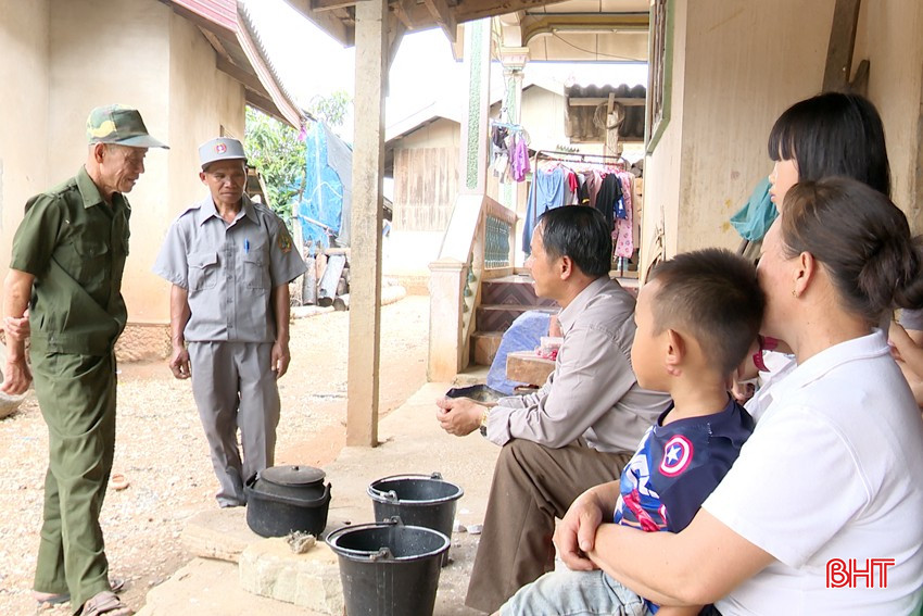 Ông Khắt cùng cán bộ bản đến thăm hỏi, động viên người Lào gốc Việt đang sinh sống ở bên kia biên giới. bqbht_br_4-copy.jpg