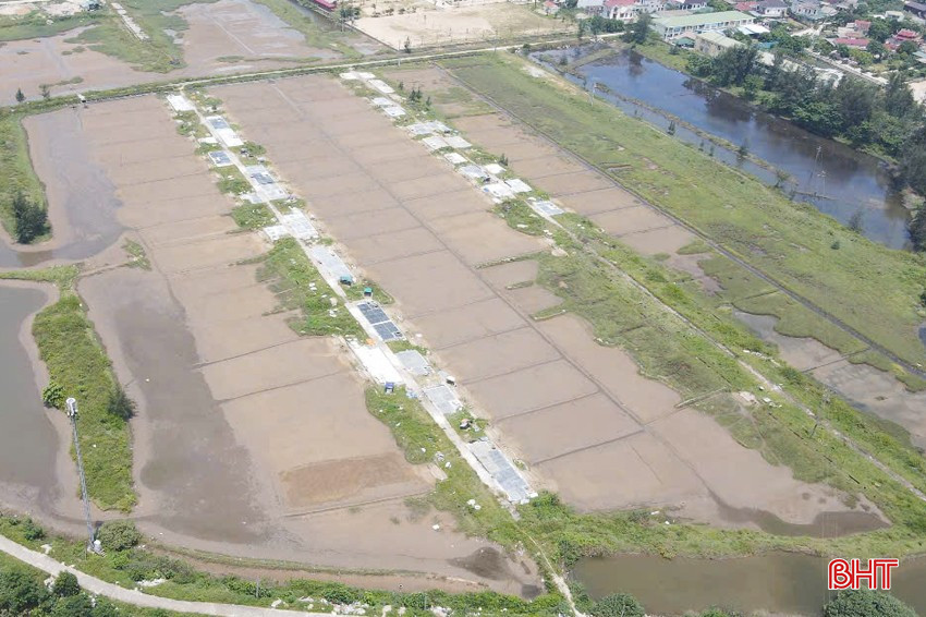 Cảnh hoang tàn ở đồng muối thị trấn Thiên Cầm (Cẩm Xuyên). bqbht_br_dong-muoi-thi-tran-thien-cam-am-dam-trong-vu-muoi-moi.jpg