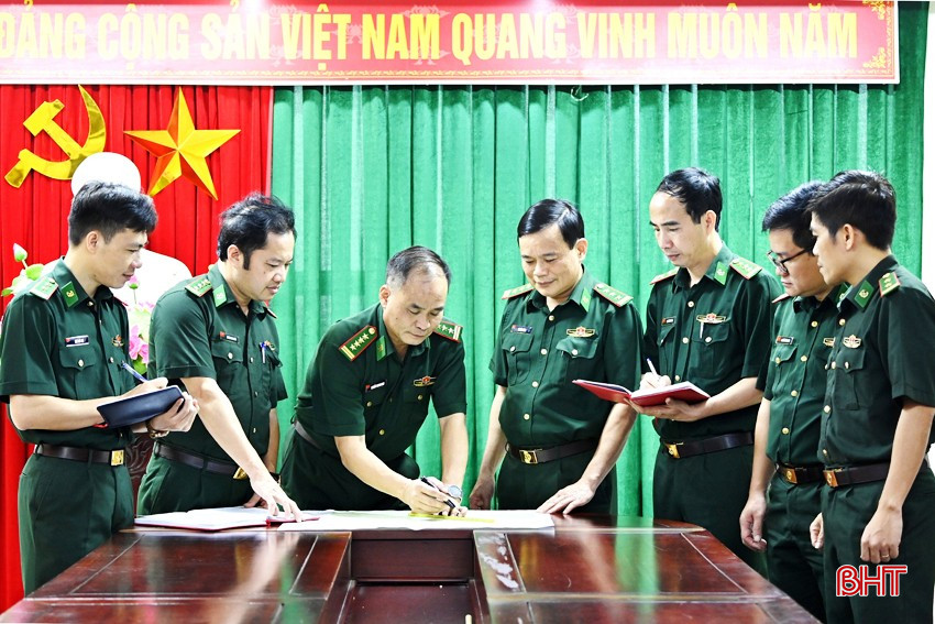 Đại tá Nguyễn Trung Hoan (thứ 3 từ trái qua) - Trưởng phòng Trinh sát BĐBP Hà Tĩnh triển khai lực lượng chốt chặn, mật phục bắt đường dây tổ chức đưa người vượt biên trái phép sang Lào. bqbht_br_dai-ta-nguyen-trugn-hoan-truong-phong-trinh-sat-bdbp-ha-tinh-trien-khai-luc-luong-chot-chan-mat-phuc-bat-duong-day-to-chuc-dua-nguoi-vuot-bien-trai-phep-sang-lao.jpg