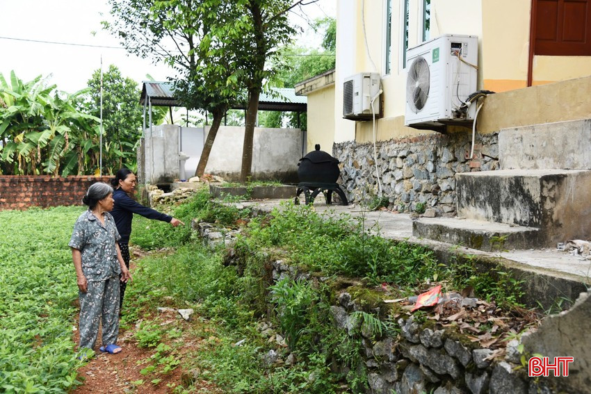 Bà Nguyễn Thị Đường trình bày về phần đất địa phương đã lấy của gia đình để xây dựng công trình nhà văn hóa. bqbht_br_6-copy.jpg