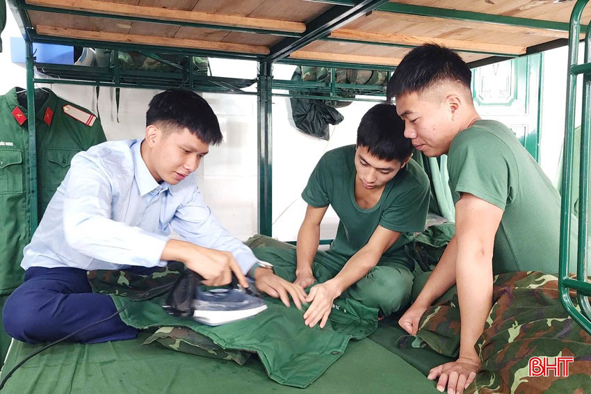 Các quân nhân ở Đại đội 4, Tiểu đoàn 2 (Trung đoàn 841) sắp xếp quân tư trang chuẩn bị cho ngày xuất ngũ trở về địa phương vui đón Tết cùng gia đình, bè bạn. bqbht_br_anh-5-copy.jpg