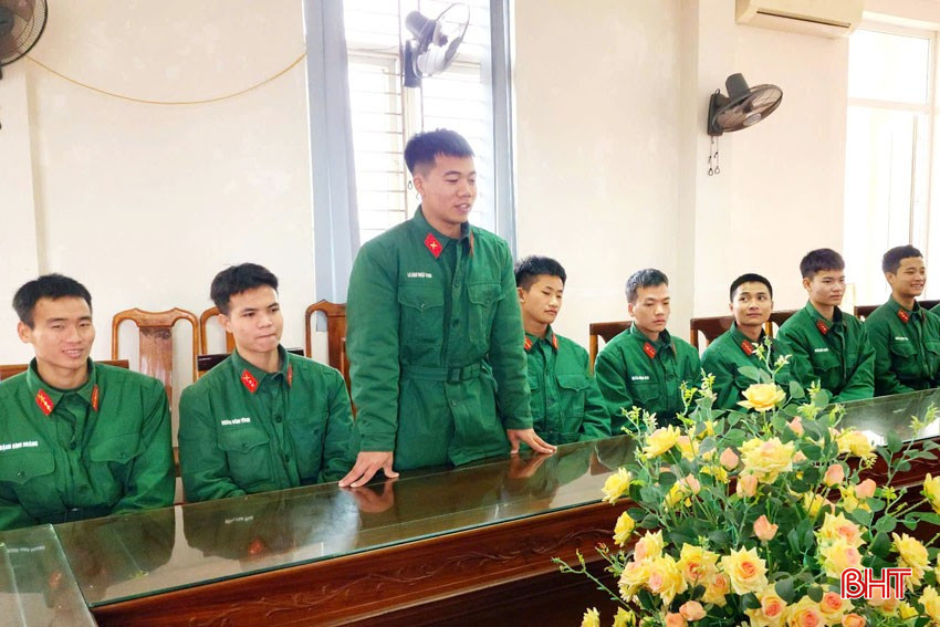 Lính Trung đoàn 841 cùng nhau trò chuyện, ôn lại những kỷ niệm đẹp và chia sẻ dự định trong tương lai trước lúc xuất ngũ. bqbht_br_anh-3-copy.jpg