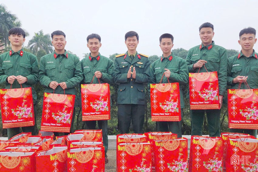Những phần quà ý nghĩa được các đơn vị chủ quản tặng cho các chiến sĩ đã hoàn thành xuất sắc nghĩa vụ quân sự. bqbht_br_anh-9-copy.jpg