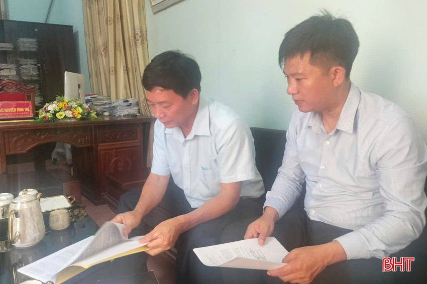 Phóng viên Báo Hà Tĩnh làm việc với Chủ tịch UBND thị trấn Kỳ Đồng Nguyễn Đình Tuệ bqbht_br_z6619549483723-cd61fee119c0f1407ee99dc0838dab2e-copy.jpg