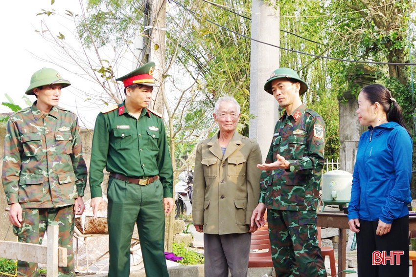 Bộ CHQS tỉnh thường xuyên cử cán bộ, chỉ huy xuống cơ sở kiểm tra, động viên, đôn đốc CBCS làm việc và nắm bắt tâm tư, nguyện vọng của các đối tượng yếu thế. bqbht_br_7-copy.jpg