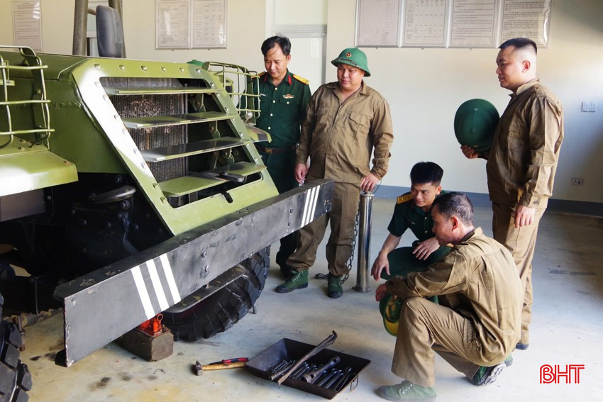 Đồng chí Thành trao đổi cùng đồng đội về những sự cố kỹ thuật khó. bqbht_br_4-copy.jpg