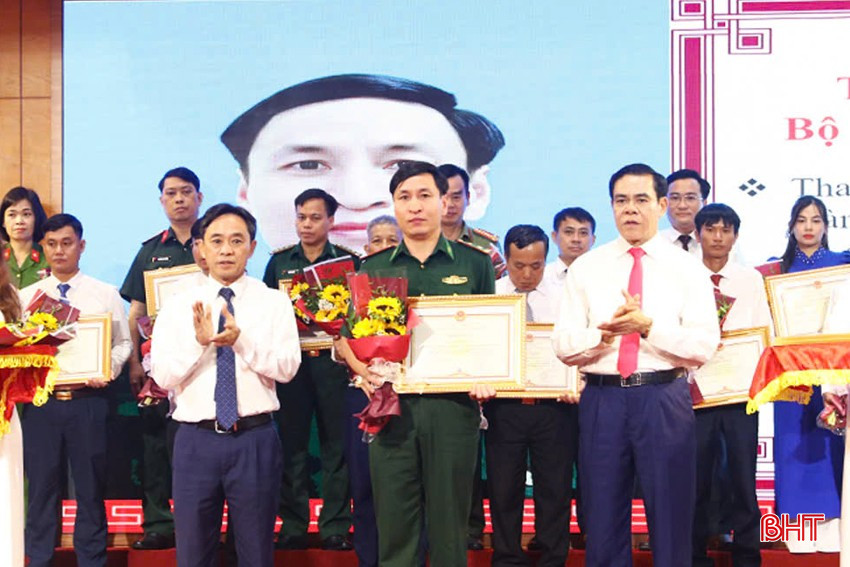 Thiếu tá Trần Đình Sơn là một trong những điển hình tiêu biểu về học và làm theo Bác của lực lượng biên phòng Hà Tĩnh. bqbht_br_z6592185686111-d0b05febf9d322dece16e2dc5fa1c45c-copy.jpg