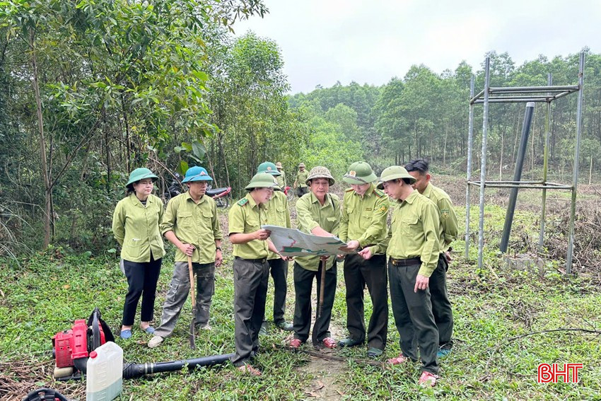 Cán bộ BQL Rừng phòng hộ Nam Hà Tĩnh triển khai phương án phát dọn, mở rộng đường băng cản lửa để nâng cao hiệu quả PCCCR trong mùa nắng nóng mới. bqbht_br_1-copy.jpg