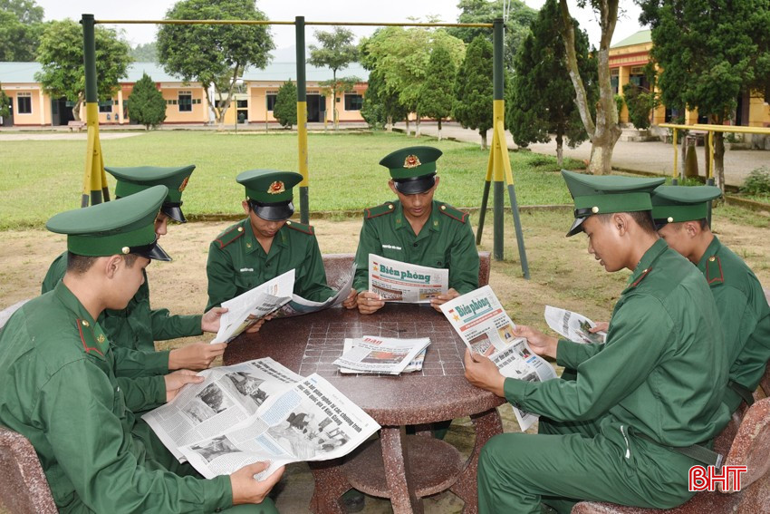 Phút thư thái, giải lao sau những giờ huấn luyện vất vả. bqbht_br_tranh-thu-thoi-gian-nghi-ngoi-xem-sach-bao.jpg