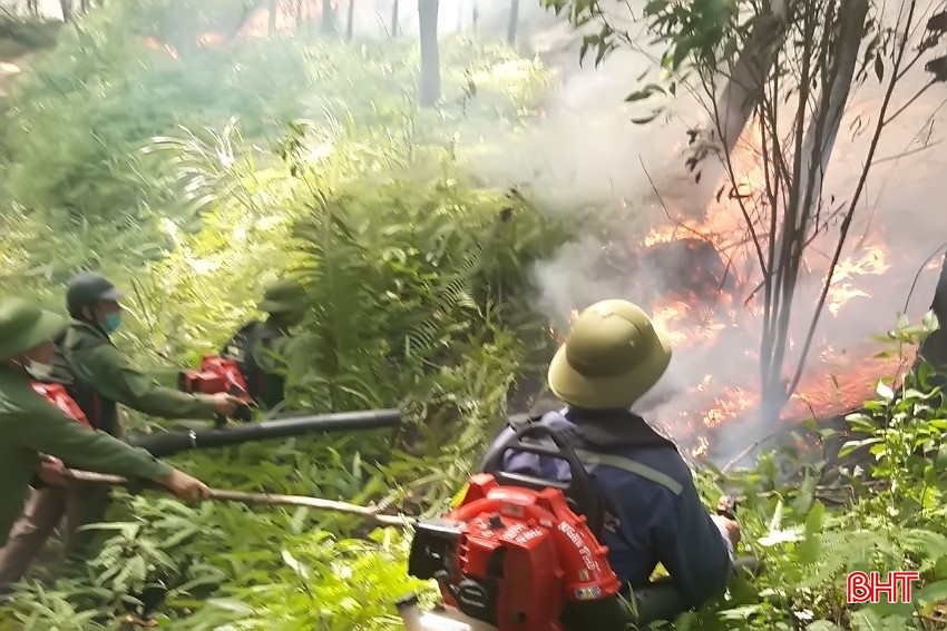 Cán bộ Ban Quản lý rừng phòng hộ Ngàn Phố chủ động dập tắt các đám cháy ngay từ khi mới phát lửa. bqbht_br_20210807-090514-copy.jpg