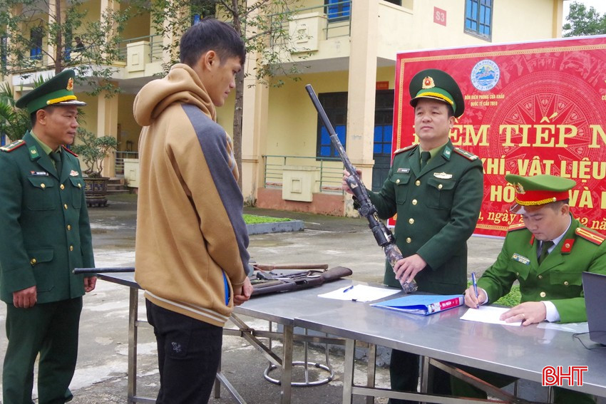Tham gia tuyên truyền, vận động, thu hồi vũ khí ở xã Sơn Kim 1 (Hương Sơn). bqbht_br_trinh-sat-vien-don-cua-khau-quoc-te-cau-treo-phoi-hop-voi-cong-an-xa-son-kim-1-tuyen-truyen-van-dong-nguoi-dan-gaio-nop-khu-khi-vat-lieu-no-tren-dia-ban.jpg
