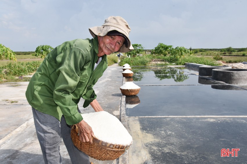 Ông Lê Sơn lẻ loi trên đồng muối mênh mông của xã Hộ Độ. bqbht_br_tren-dong-muoi-menh-mong-cua-xa-ho-do-chi-co-ong-le-son-bam-tru-voi-nghe.jpg
