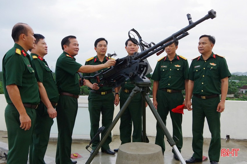 Đại tá Nguyễn Xuân Thắng - Chỉ huy trưởng Bộ CHQS tỉnh kiểm tra công tác trực SSCĐ của các cơ quan, đơn vị. bqbht_br_z6853440773412-a46469f9cf0eeea747abb30ab506df59.jpg