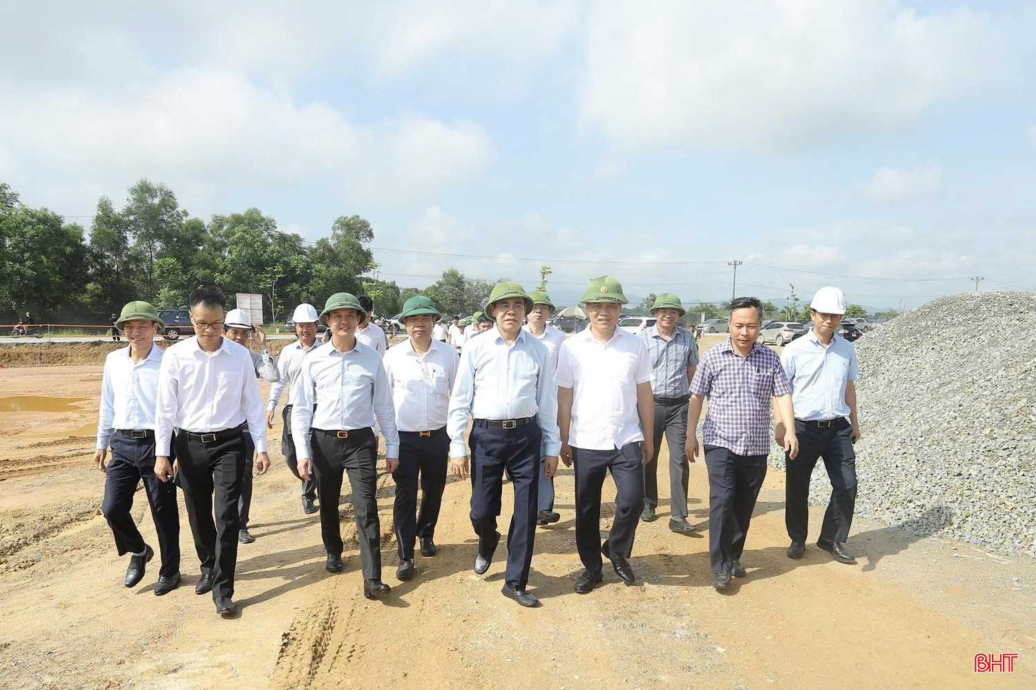Chủ tịch UBND tỉnh Võ Trọng Hải và Phó Chủ tịch UBND tỉnh Trần Báu Hà kiểm tra, đôn đốc tháo gỡ các vướng mắc, tồn đọng tại các dự án đầu tư công trên địa bàn huyện Thạch Hà trước thềm sáp nhập. bqbht_br_3chu-tich-ubnd-tinh-vo-trong-hai-kiem-tra-don-doc-thao-go-cac-kho-khan-vuong-mac-ton-dong-cac-du-an-lon-o-thach-ha-ngay-56.jpg