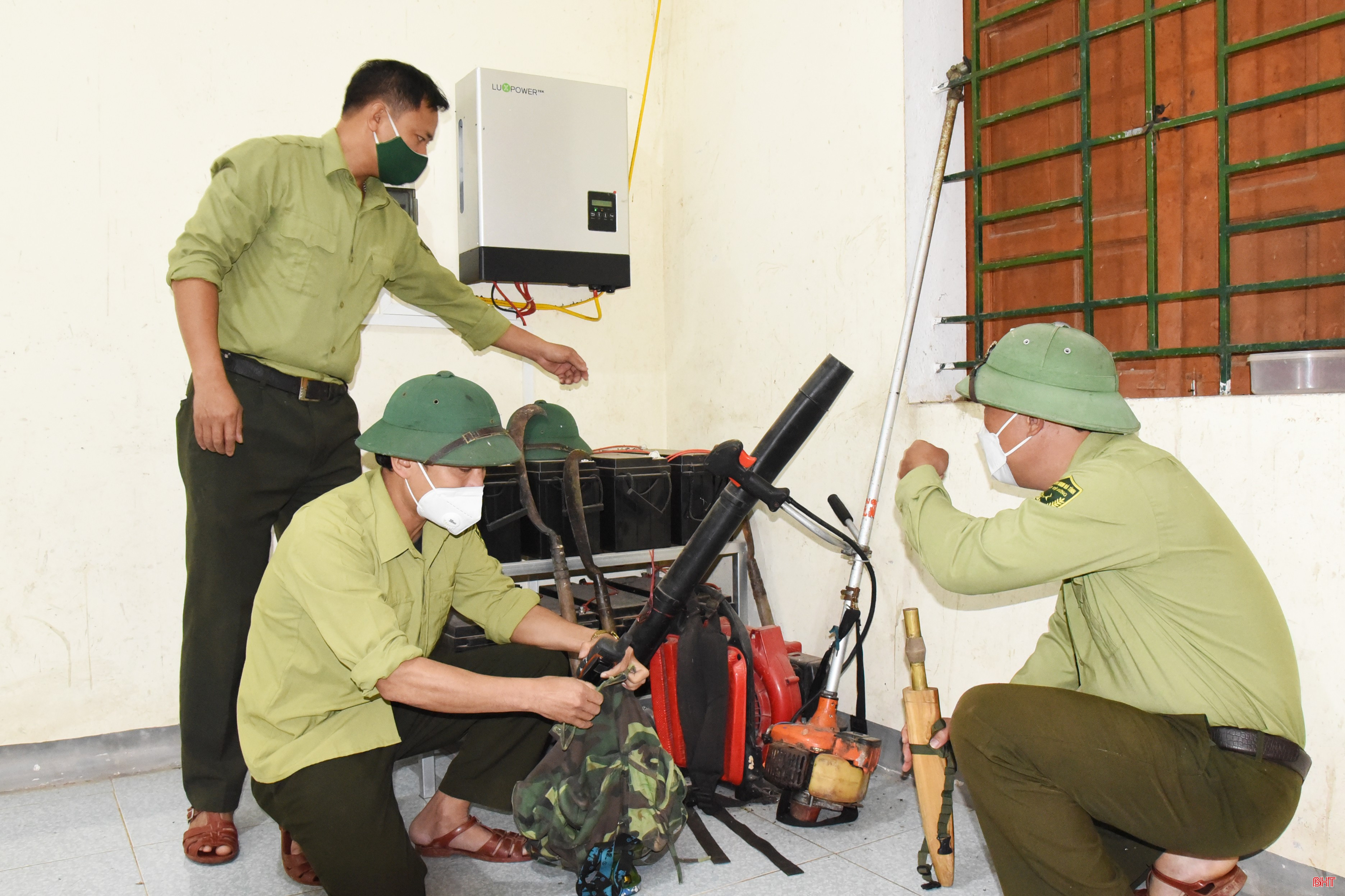 Cán bộ Trạm Quản lý, BVR Hoa Lạc sẵn sàng lên đường dập tắt các đám cháy ngay từ khi mới phát lửa. bqbht_br_tram-bvr-hoa-lac-copy.jpg