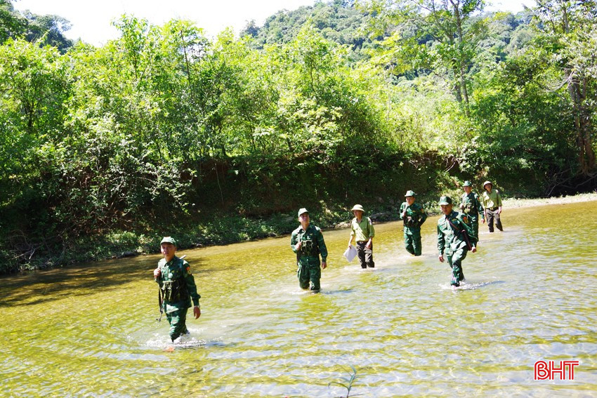 CBCS Đồn Biên phòng Bản Giàng trèo đèo, lội suối tuần tra biên giới. bqbht_br_imgp2249-copy.jpg