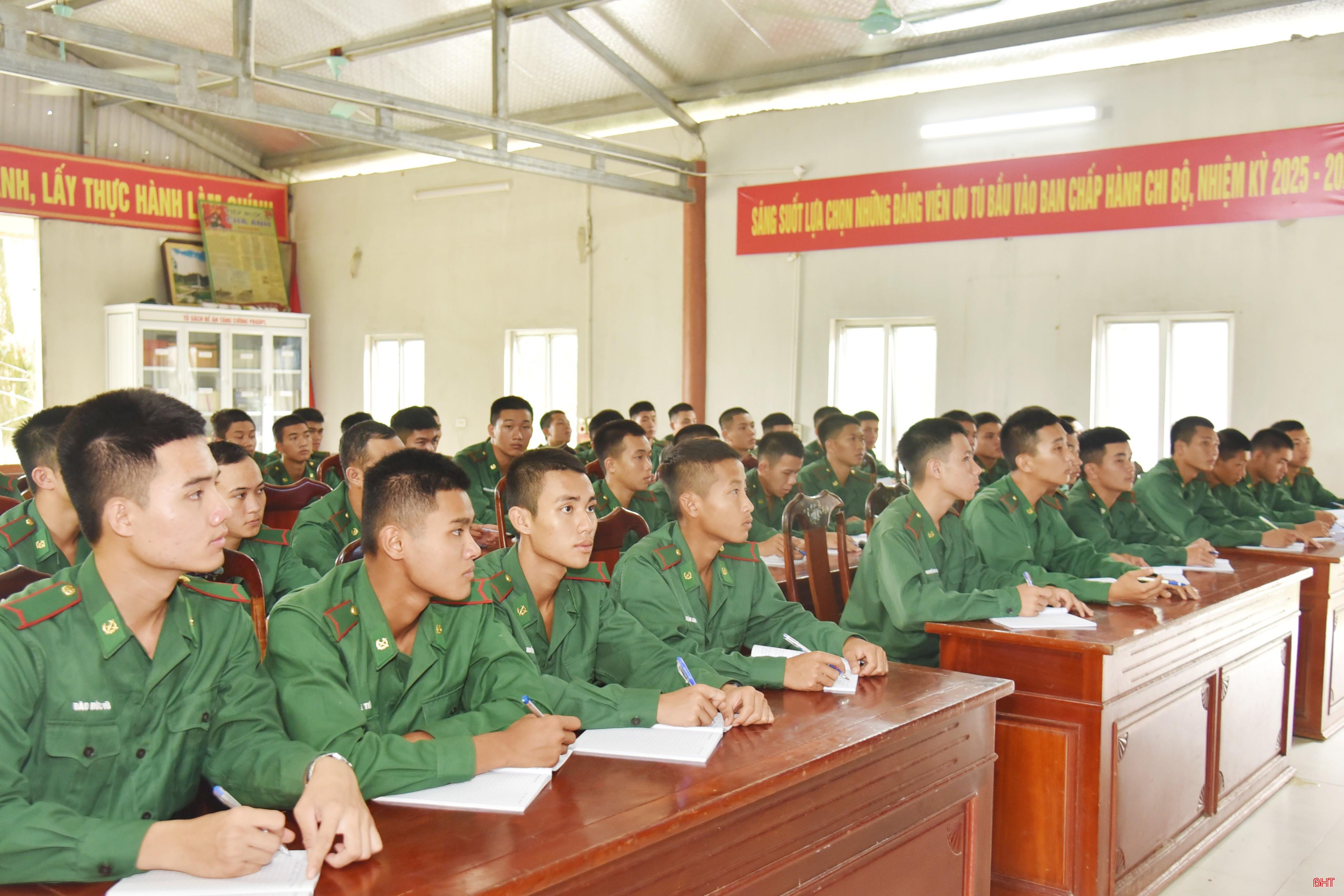 Chiến sĩ mới chăm chỉ học chính trị để nâng cao bản lĩnh chính trị, củng cố lập trường, có phẩm chất đạo đức tốt. bqbht_br_cac-chien-si-tre-hoc-chinh-tri-de-nang-cao-ban-linh-cung-co-lap-truong-quan-triet-sau-sach-quan-diem-cua-dang-va-nha-nuoc-ve-su-nghiep-bao-ve-bien-gioi.jpg