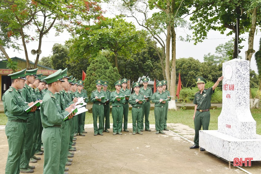 Các chiến sĩ trẻ học bài chuyên ngành về mốc quốc giới, được trang bị các kiến thức, kỹ năng chuyên ngành để sau này thực hiện tốt "sứ mệnh" bảo vệ biên cương. bqbht_br_cac-chien-si-tre-o-tieu-doan-huan-luyen-co-dong-hoc-bai-chuyen-nganh-ve-moc-quoc-gioi.jpg