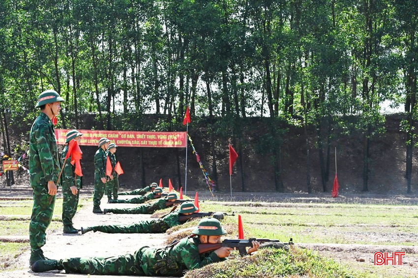 Các chiến sĩ mới thực hiện nội dung kiểm tra "ba tiếng nổ" để hoàn thành chương trình huấn luyện quân sự, chuẩn bị bước sang huấn luyện nghiệp vụ. bqbht_br_cac-chien-si-moi-thuc-hanh-kiem-tra-ban-sung-tieu-lien-ak-bai-1-tu-the-nam-ban-trong-bai-kiem-tra-3-tieng-no.jpg
