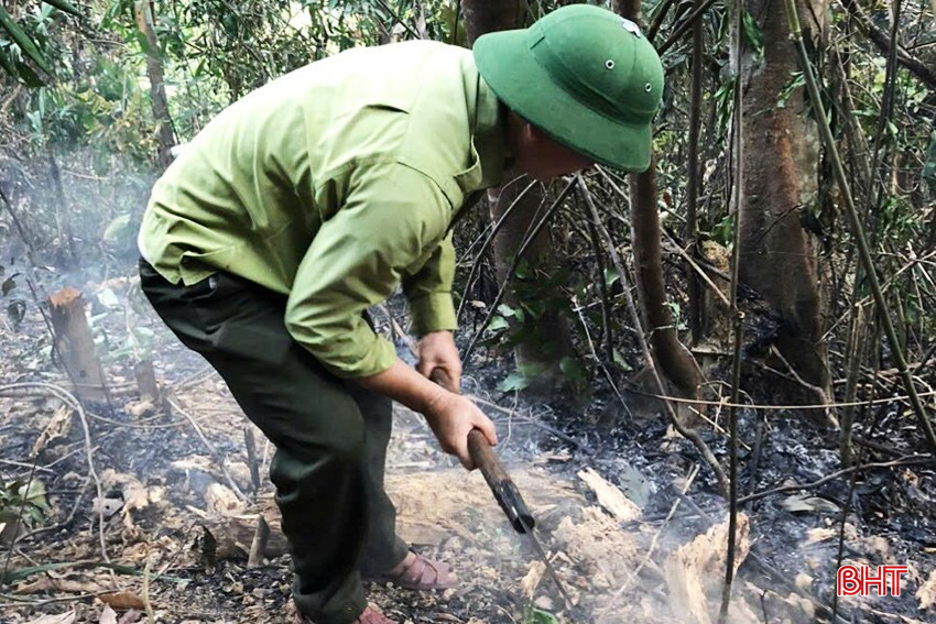Công nhân Công ty TNHH MTV Lâm nghiệp và Dịch vụ Chúc A (Hương Sơn) kiểm tra, xử lý các đám lửa do người vào rừng lấy mật ong để lại nhằm tránh nguy cơ cháy rừng. bqbht_br_chuc-a-copy.jpg