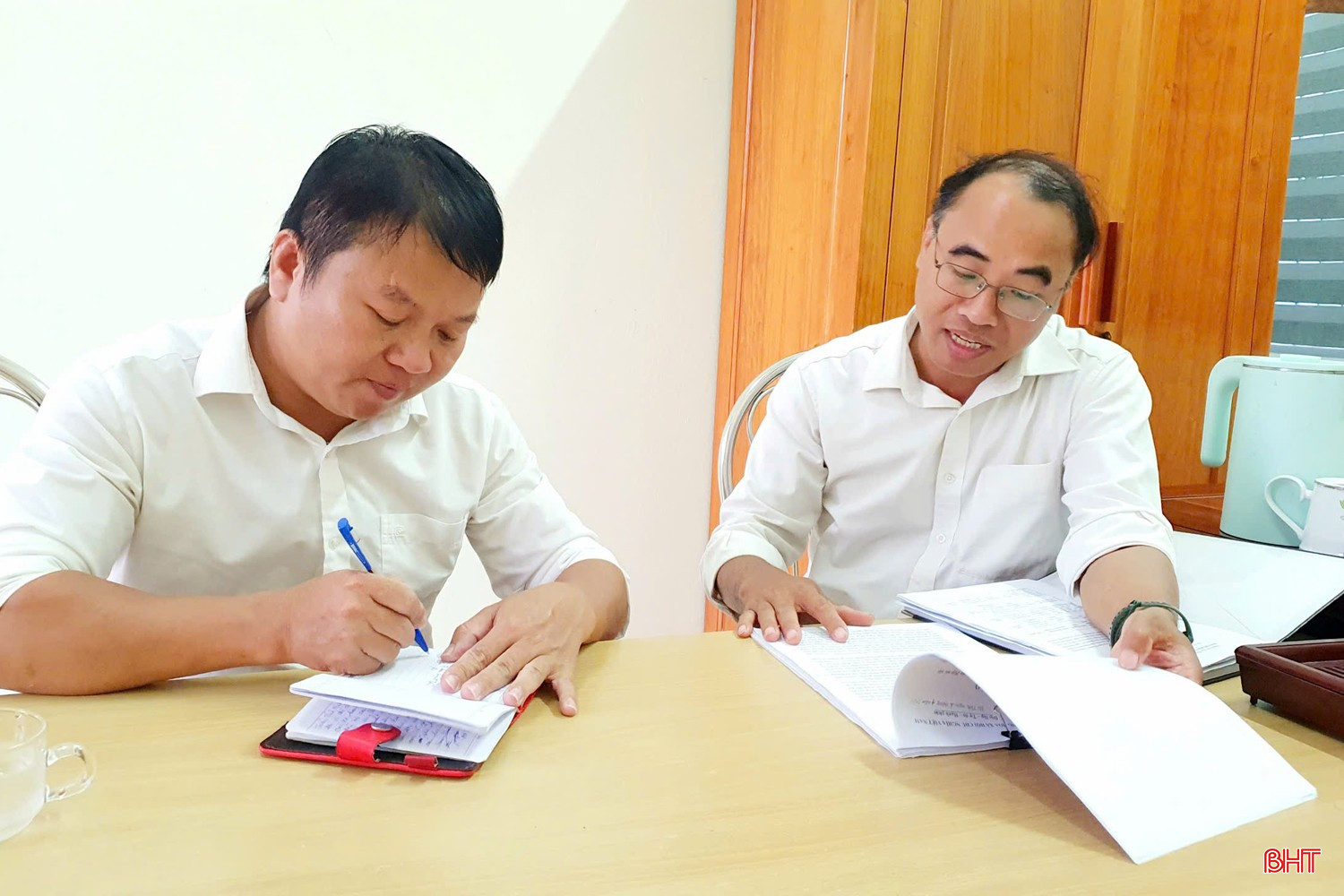 Lãnh đạo phường Đồng Môn (TP Hà Tĩnh) trao đổi về các dự án gặp vướng mắc, tồn đọng. bqbht_br_phong-vien-bao-ht-lam-viec-voi-lanh-dao-phuong-dong-mon-tp-ha-tinh-ve-viec-xu-ly-cac-ton-dong-lien-quan-den-cac-du-an-san-xuat-nong-nghiep-dau-tu-vao-dia-ban.jpg