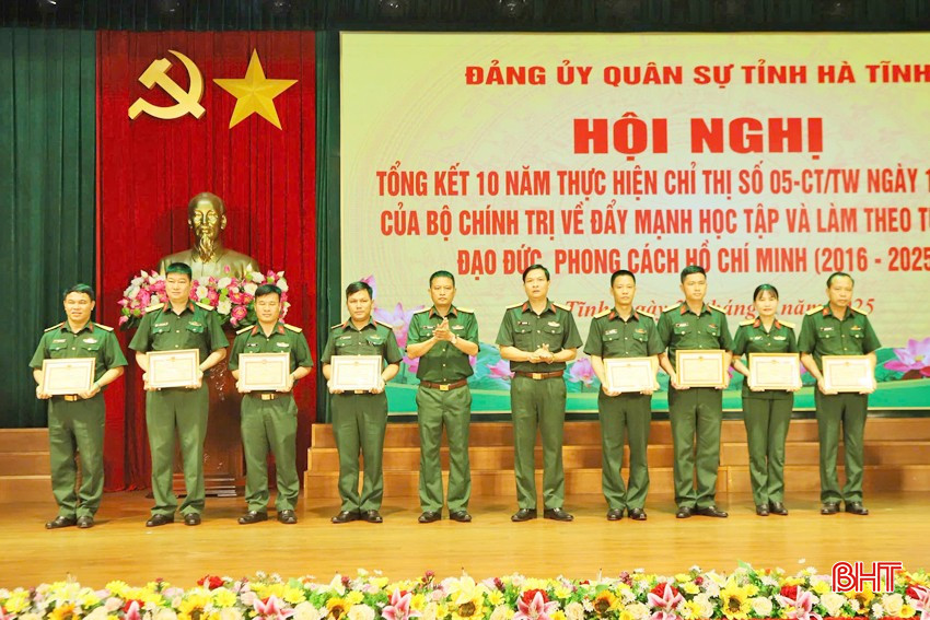 Thiếu tá Bùi Công Phương (ngoài cùng bên phải) là điển hình được tuyên dương trong học và làm theo gương Bác. bqbht_br_1-copy.jpg