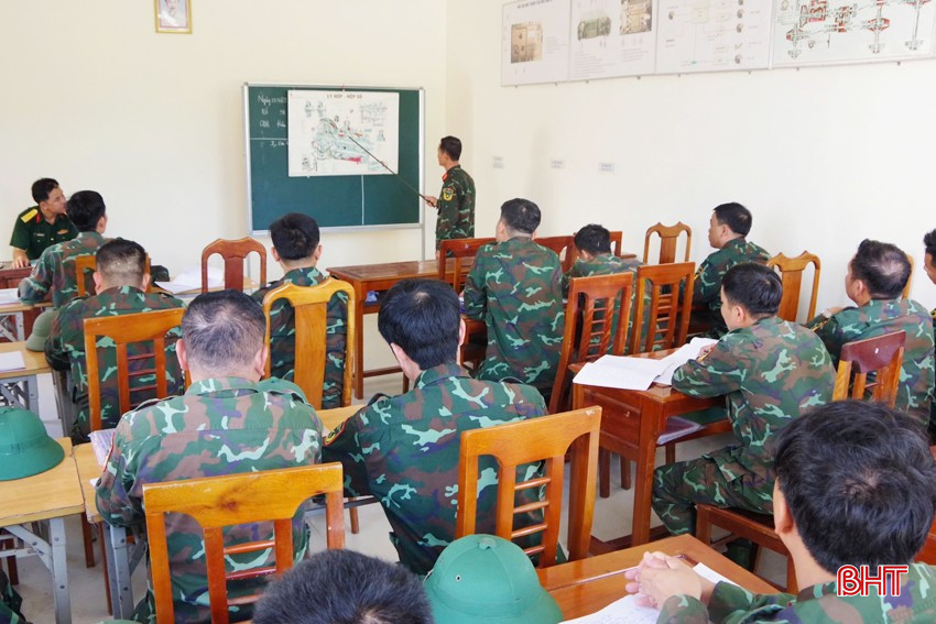 Thiếu tá QNCN Nguyễn Lâm Thành hướng dẫn cho đồng đội về xe thiết giáp BTR-152. bqbht_br_1-copy.jpg