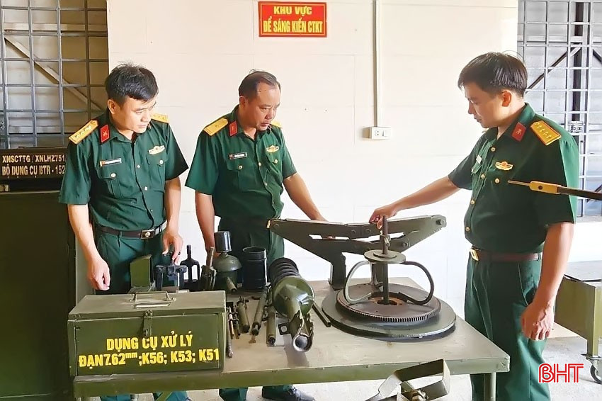 Thiếu tá Bùi Công Phương thường xuyên trao đổi kinh nghiệm, giúp đỡ đồng chí đồng đội hoàn thành các công việc khó. bqbht_br_anh-6-copy-4010.jpg