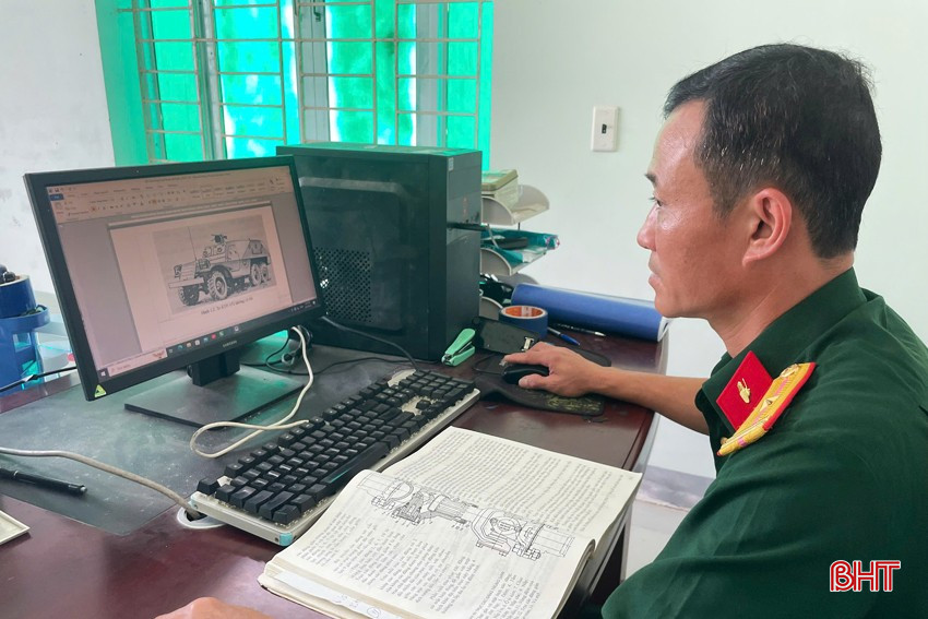 Thiếu tá QNCN Nguyễn Lâm Thành hăng say nghiên cứu, tìm hiểu để có nhiều sáng kiến kinh nghiệm hay và hoàn thành tốt nhiệm vụ được giao. bqbht_br_9-copy.jpg