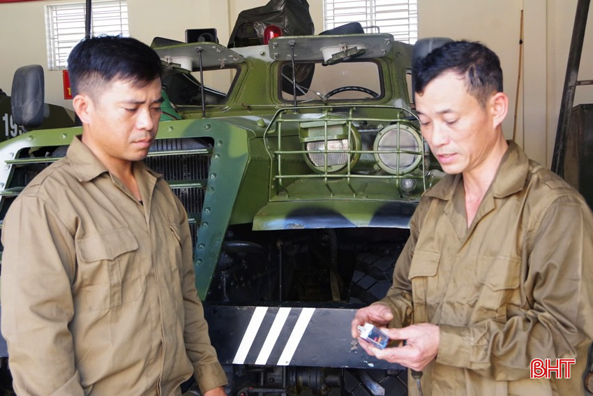 Thiếu tá QNCN Nguyễn Lâm Thành (bên phải) trao đổi các chi tiết kỹ thuật với Thượng úy QNCN Lê Duy Khánh. bqbht_br_5-copy.jpg