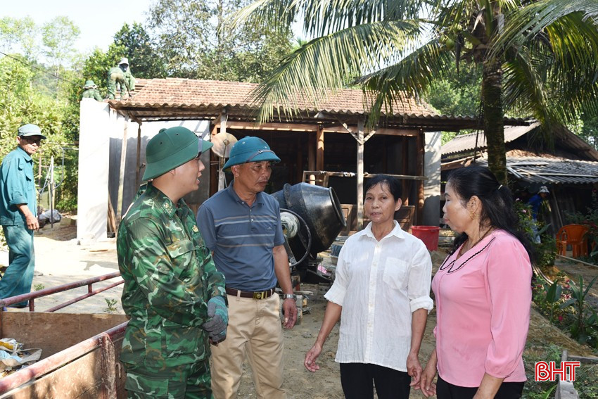 Cán bộ thôn xóm, bộ đội biên phòng, các tổ chức đoàn thể ở cơ sở... luôn quan tâm, động viên, sâu sát để các hộ nghèo, cận nghèo ở Hương Lâm sớm hoàn thành nhà ở kiên cố. bqbht_br_dsc-7176-copy.jpg