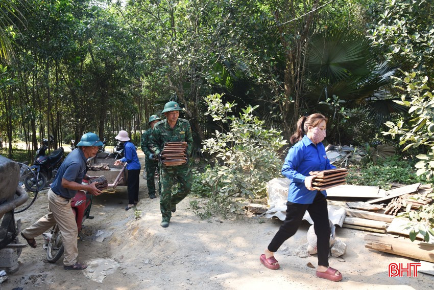 Lực lượng bộ đội biên phòng, đoàn viên thanh niên, dân quân tự vệ... tất bật giúp các hộ nghèo, cận nghèo ở xã Hương Lâm kiên cố nhà ở. bqbht_br_dsc-7137-copy.jpg