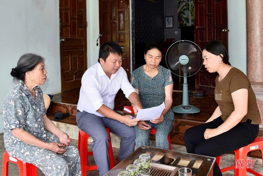Nhà báo Nguyễn Tiến Dũng - phóng viên Báo Hà Tĩnh (áo trắng) xác minh thông tin về đất đai theo đơn thư bạn đọc ở thị trấn Kỳ Đồng (huyện Kỳ Anh). bqbht_br_111.jpg
