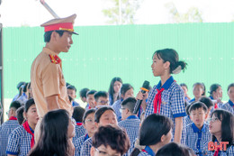 Tuyên truyền pháp luật về ATGT và phòng chống ma túy cho 2.200 học sinh