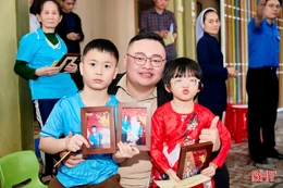 Lưu giữ kỷ niệm mùa xuân cho những mảnh đời khó khăn