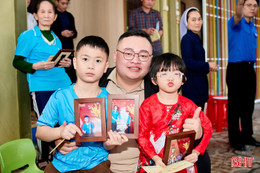 Lưu giữ kỷ niệm mùa xuân cho những mảnh đời khó khăn