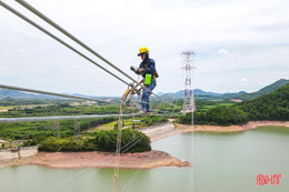 Vắt vẻo giữa không trung thi công đường dây 500kV mạch 3