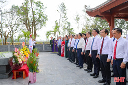 Đoàn đại biểu Trung ương, tỉnh Hà Tĩnh dâng hương tưởng niệm Đại thi hào Nguyễn Du 