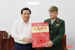 Đồng chí Nguyễn Xuân Thắng và lãnh đạo tỉnh thăm, tặng quà người có công