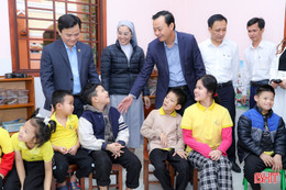 Trưởng ban Tuyên giáo và Dân vận Tỉnh ủy chúc mừng Giáng sinh tại các địa phương