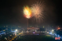 Ngắm màn pháo hoa rực sáng chào năm mới ở Hà Tĩnh 
