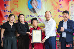 Phó Bí thư Thường trực Tỉnh ủy chúc Tết người có công ở phường Thành Sen