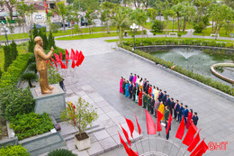 Đoàn đại biểu báo công dâng Bác trước thềm Đại hội MTTQ tỉnh lần thứ XVI