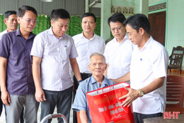 Phó Bí thư Thường trực Tỉnh ủy tri ân các gia đình chính sách