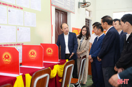 Phó Bí thư Thường trực Tỉnh ủy kiểm tra công tác chuẩn bị bầu cử tại các địa phương