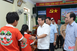 Phó Chủ tịch UBND tỉnh trao quà tại Làng Trẻ em mồ côi Hà Tĩnh