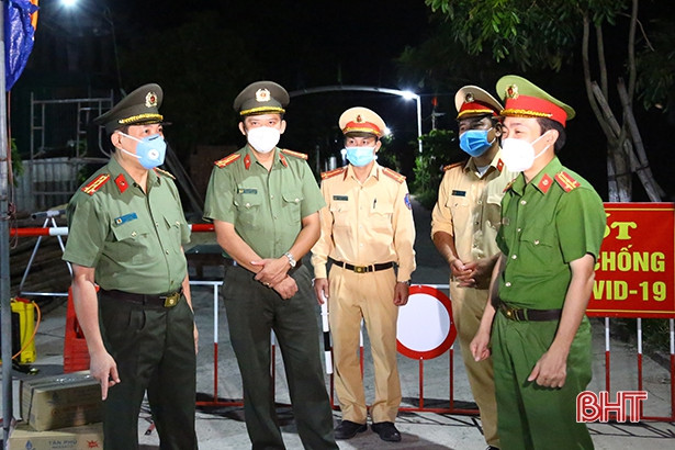 Giám đốc Công an tỉnh động viên lực lượng tại các chốt kiểm soát ở Thạch Hà