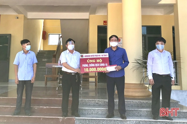 Agribank huyện Thạch Hà - Hà Tĩnh II ủng hộ 2 xã Thạch Long, Thạch Sơn 30 triệu đồng
