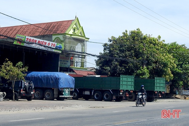 Sau 3 tháng ra quân giải tỏa, tình trạng lấn chiếm hành lang ATGT ở Hồng Lĩnh lại tái diễn
